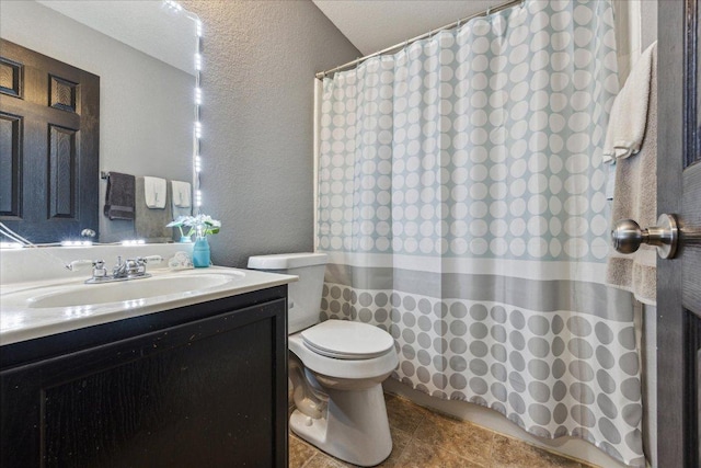 full bath with toilet, a shower with curtain, vanity, and a textured wall