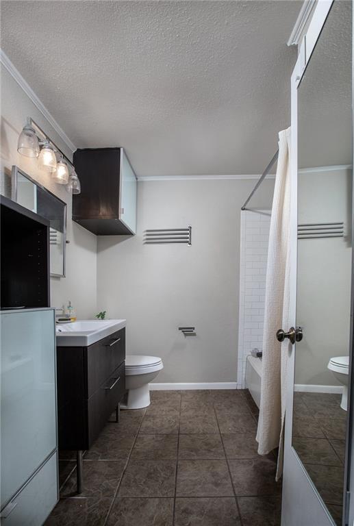 full bath featuring crown molding, toilet, shower / bath combo, and vanity