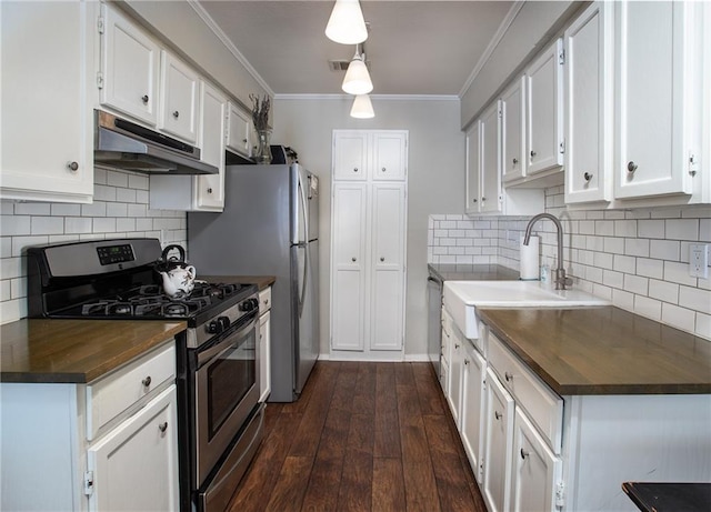 kitchen with stainless steel appliances, ornamental molding, under cabinet range hood, dark wood-style floors, and white cabinets