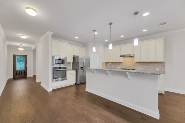 kitchen featuring a breakfast bar, stainless steel appliances, visible vents, baseboards, and decorative backsplash