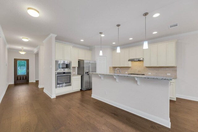 19612 Dunstan Beacon Ln, Pflugerville, TX 78660 - kitchen featuring appliances with stainless steel finishes, a sink, a kitchen breakfast bar, tasteful backsplash, and baseboards