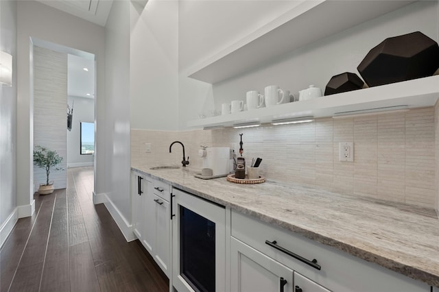 5609 Laceback Ter, Austin, TX 78738 - indoor wet bar featuring beverage cooler, tasteful backsplash, and dark wood-style floors