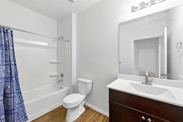 7013 Tonka Ln, Austin, TX 78744 - bathroom with wood finished floors, toilet, baseboards, vanity, and shower / tub combo