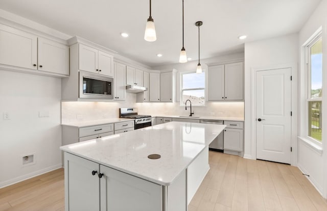 117 Crossbar St, Georgetown, TX 78633 - kitchen with stainless steel appliances, a sink, plenty of natural light, tasteful backsplash, and recessed lighting