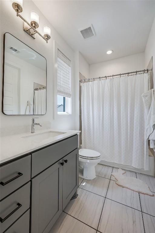 4609 Unity Cir, Austin, TX 78731 - full bath featuring vanity, toilet, and curtained shower