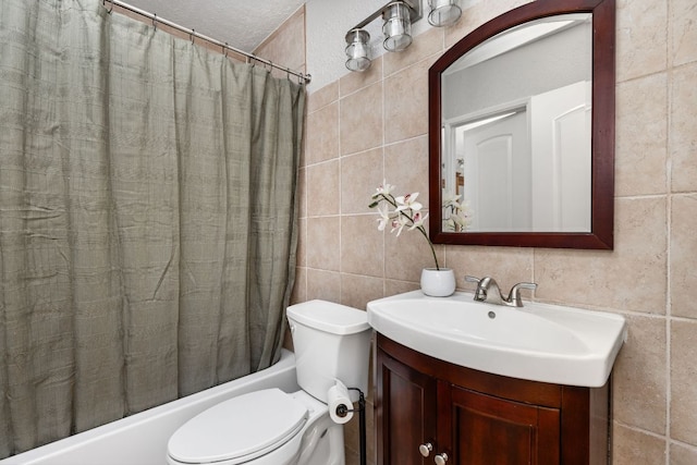 7122 Wood Hollow Dr Unit 13, Austin, TX 78731 - bathroom featuring tile walls, shower / tub combo, and vanity
