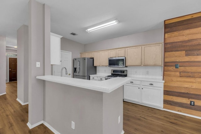 906 Mammoth Ct, Round Rock, TX 78681 - kitchen with stainless steel appliances, dark wood-style flooring, tasteful backsplash, and light countertops