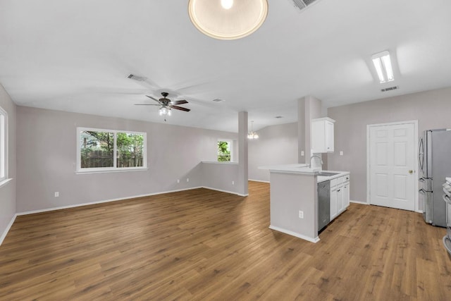 906 Mammoth Ct, Round Rock, TX 78681 - kitchen featuring stainless steel appliances, white cabinetry, wood finished floors, and a ceiling fan