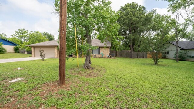 view of yard with driveway