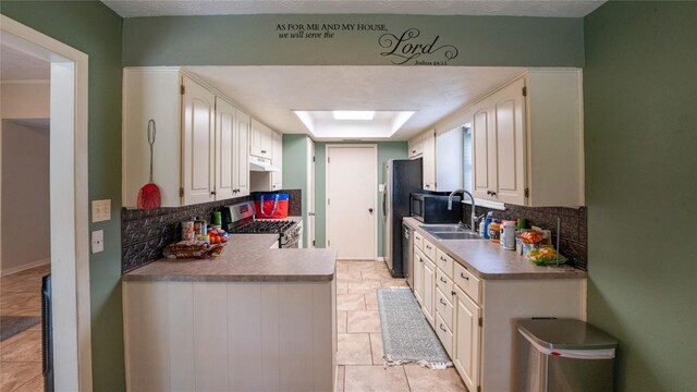 kitchen with stainless steel appliances, a sink, backsplash, and under cabinet range hood