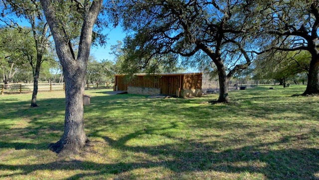 view of yard featuring a pole building and an outbuilding