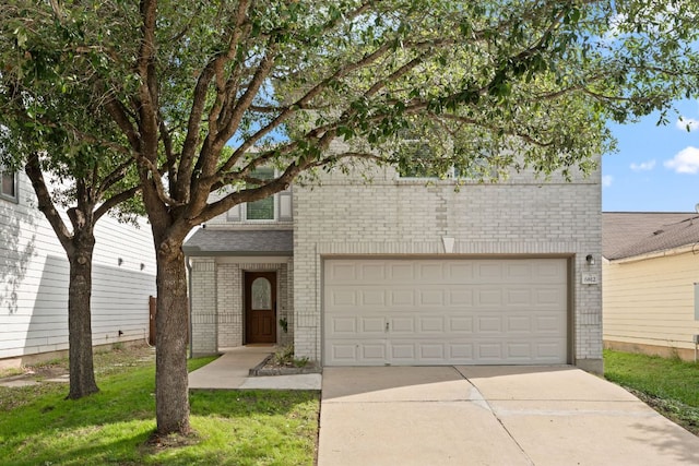 view of front of home featuring brick siding, driveway, and a front yard