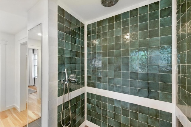 bathroom featuring a tile shower