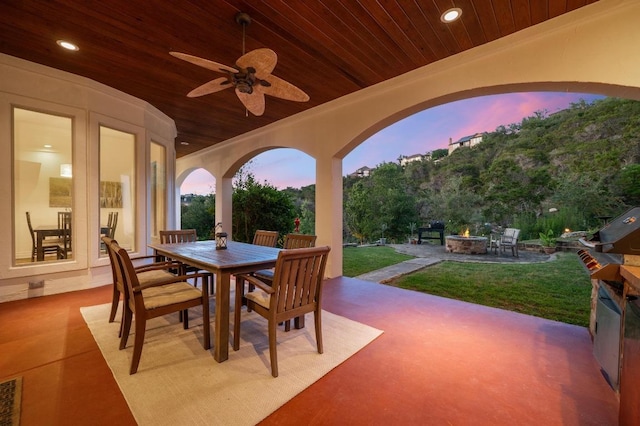view of patio / terrace featuring outdoor dining area, an outdoor fire pit, and ceiling fan