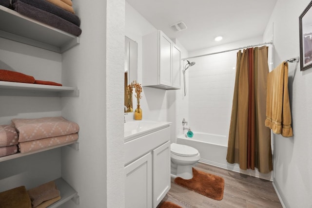 110 Johnson Draw Rd, Hutto, TX 78634 - bathroom with wood finished floors, vanity, shower / bath combo with shower curtain, and recessed lighting