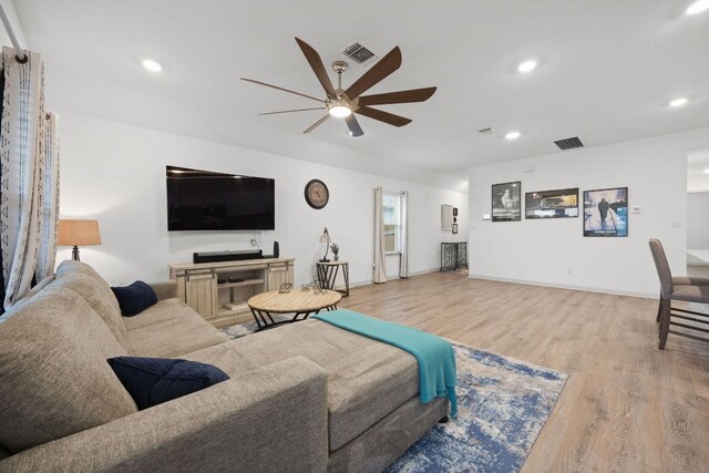 living area featuring ceiling fan, light wood-style flooring, recessed lighting, and baseboards
