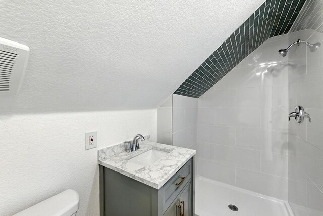 337 Forest Lake Dr, Del Valle, TX 78617 - full bath with lofted ceiling, vanity, a tile shower, and a textured ceiling