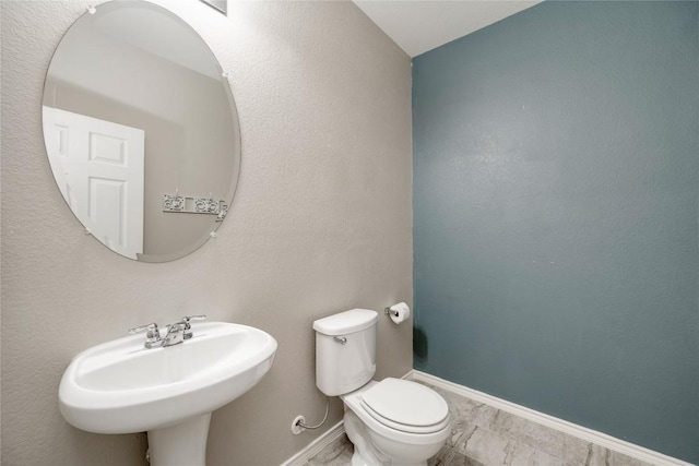 205 Talon Grasp Trl, Leander, TX 78641 - half bathroom featuring baseboards, toilet, and a sink