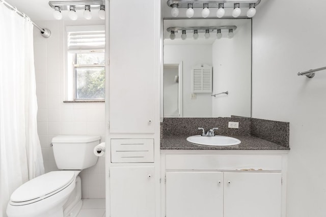 4007 Edgerock Dr, Austin, TX 78731 - full bath featuring vanity, toilet, a shower with curtain, and tile walls
