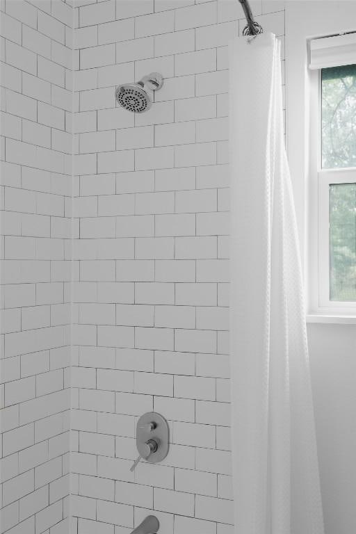 4906 Hilldale Dr, Austin, TX 78723 - full bath featuring shower / tub combo