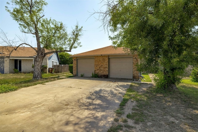 515 Sierra Cv, Round Rock, TX 78664 - view of side of property featuring an outdoor structure, a detached garage, brick siding, and fence