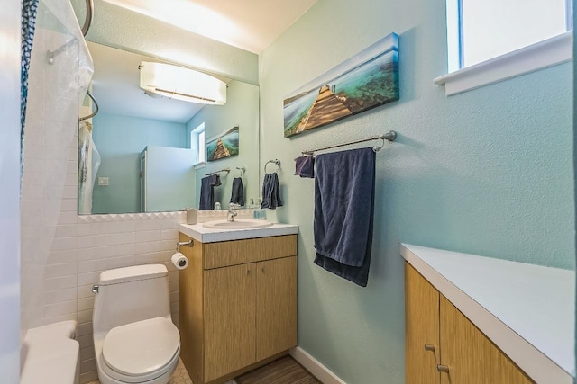 300 Crockett St Unit 210, Austin, TX 78704 - full bath with vanity, toilet, tile walls, and shower / bath combo with shower curtain