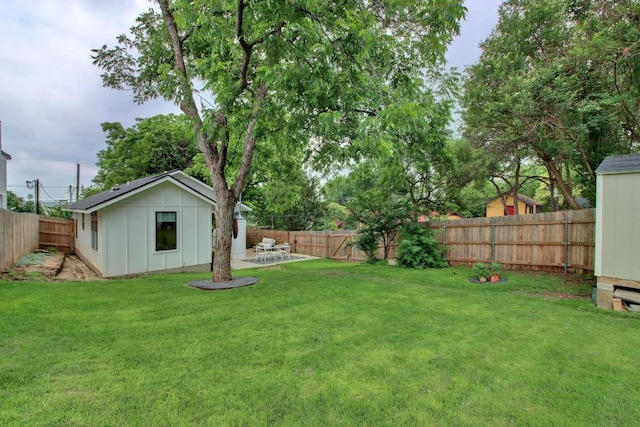 2000 E 8th St, Austin, TX 78702 - view of yard featuring a patio