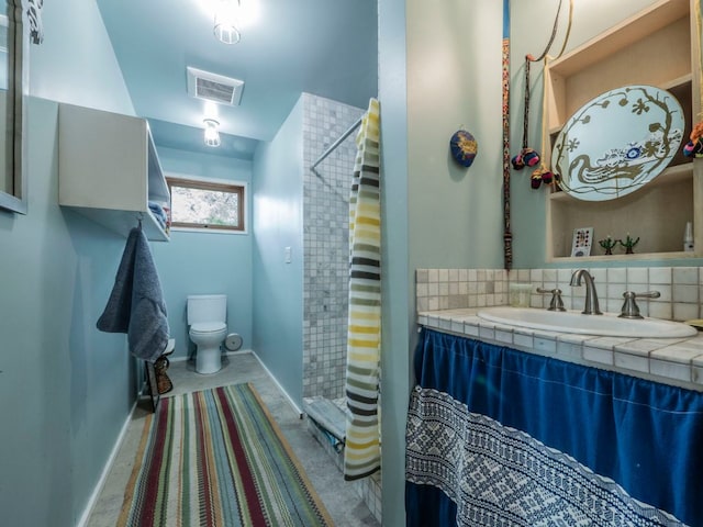 900 Pedernales Oaks Dr, Johnson City, TX 78636 - full bath featuring toilet, backsplash, a shower with shower curtain, baseboards, and vanity
