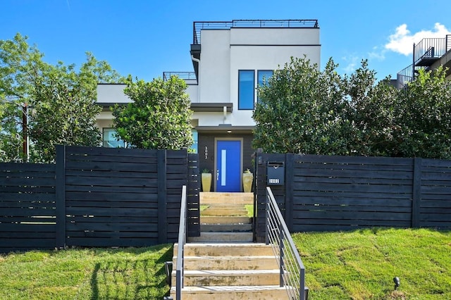 2002 E 8th St, Austin, TX 78702 - view of front facade featuring stucco siding