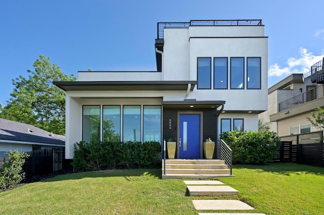 2002 E 8th St, Austin, TX 78702 - contemporary house featuring stucco siding