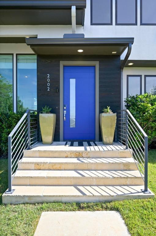 2002 E 8th St, Austin, TX 78702 - entrance to property featuring elevator