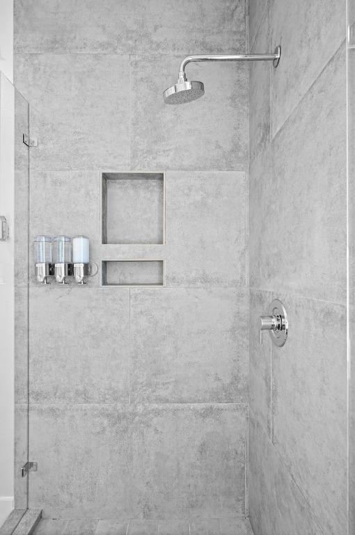 2002 E 8th St, Austin, TX 78702 - full bathroom featuring a shower stall