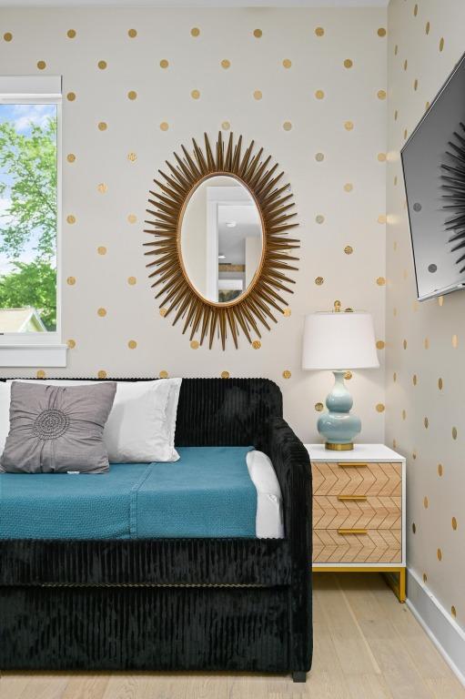 2002 E 8th St, Austin, TX 78702 - living area featuring light wood-style floors, wallpapered walls, and baseboards