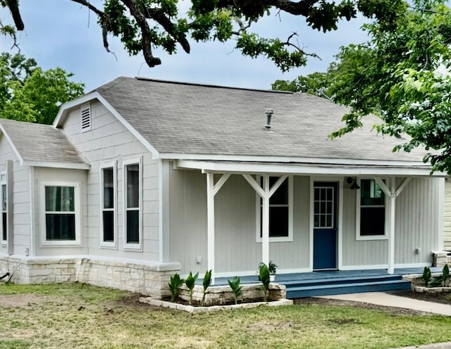 713 N Polk St, Giddings, TX 78942 - view of front of home featuring a porch, roof with shingles, and a front lawn