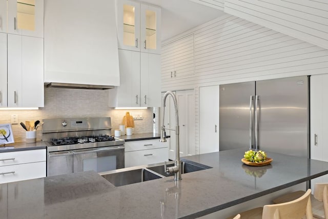 607 Terrell Hill Dr Unit B, Austin, TX 78704 - kitchen featuring appliances with stainless steel finishes, white cabinets, a breakfast bar, and backsplash