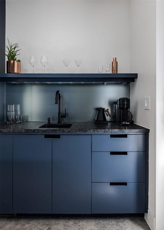 view of indoor wet bar