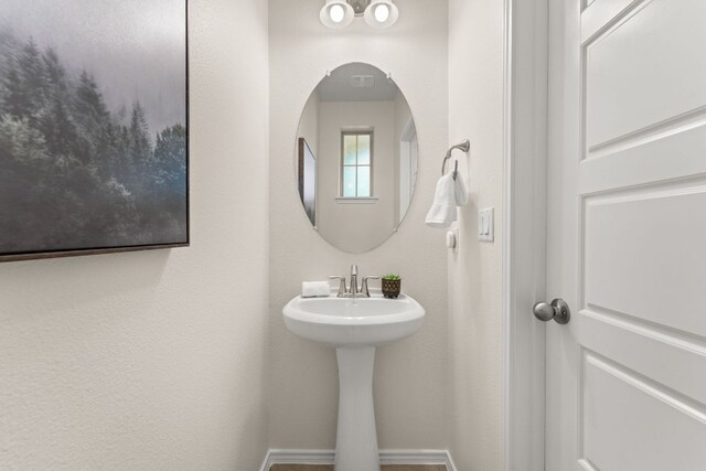 9528 Hunter Ln, Austin, TX 78748 - bathroom featuring a sink and baseboards