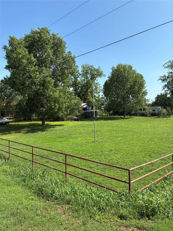 1411 Pecan Shrs, Smithville, TX 78957