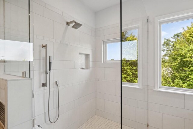 8900 Rockcrest Dr, Austin, TX 78759 - bathroom featuring tiled shower