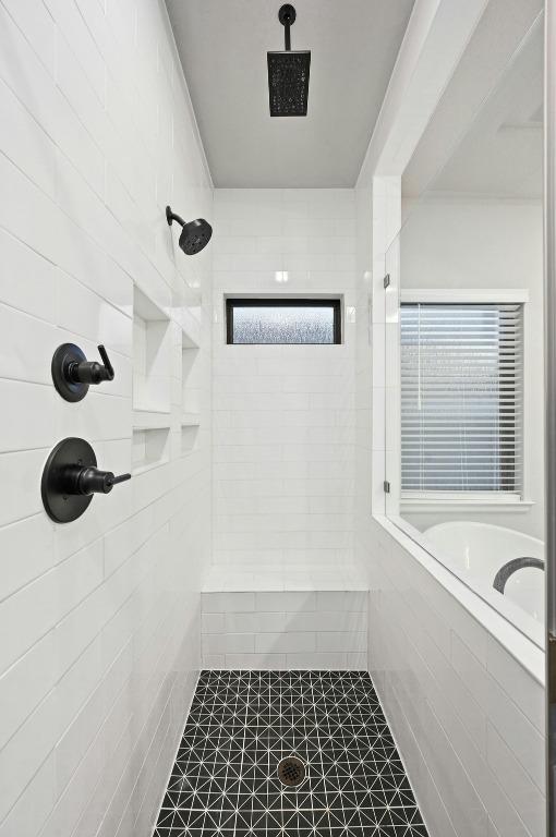 full bathroom featuring tiled shower