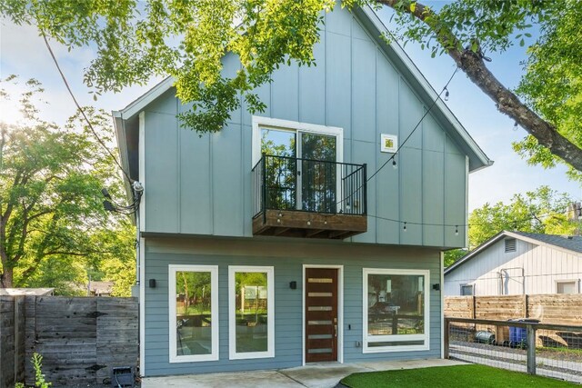 906 Linden St Unit A, Austin, TX 78702 - back of property featuring a balcony, board and batten siding, and a patio area