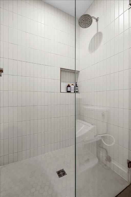 6905 Whispering Oaks Dr, Austin, TX 78745 - full bathroom featuring a tile shower
