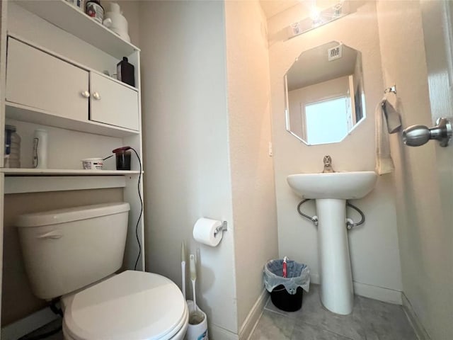 192 Falcon Dr, Luling, TX 78648 - bathroom featuring toilet, baseboards, and tile patterned floors
