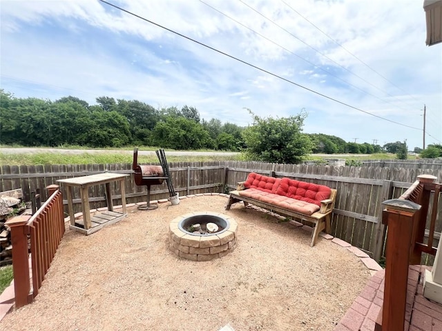 192 Falcon Dr, Luling, TX 78648 - fenced backyard with a fire pit
