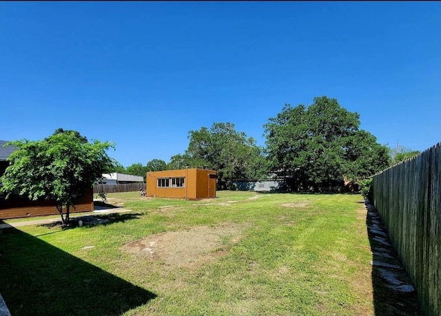 view of yard with an outbuilding