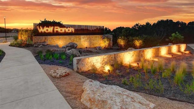 view of yard at dusk