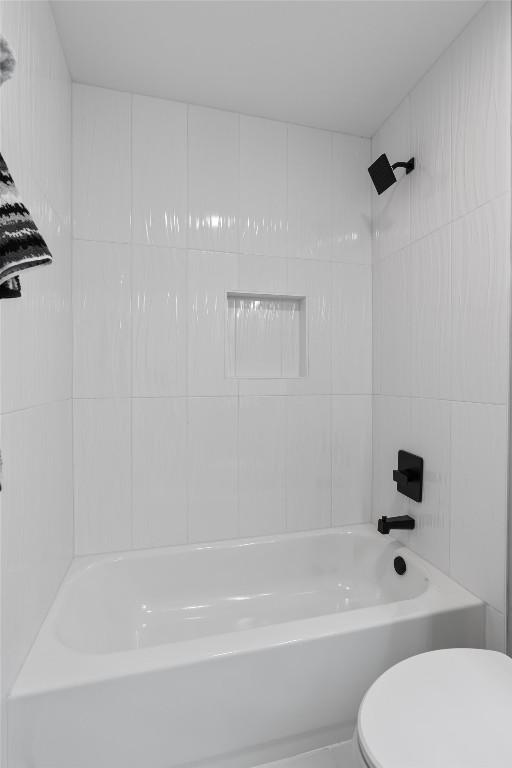 10107 E Rutland Vlg, Austin, TX 78758 - full bathroom featuring toilet and shower / bath combination
