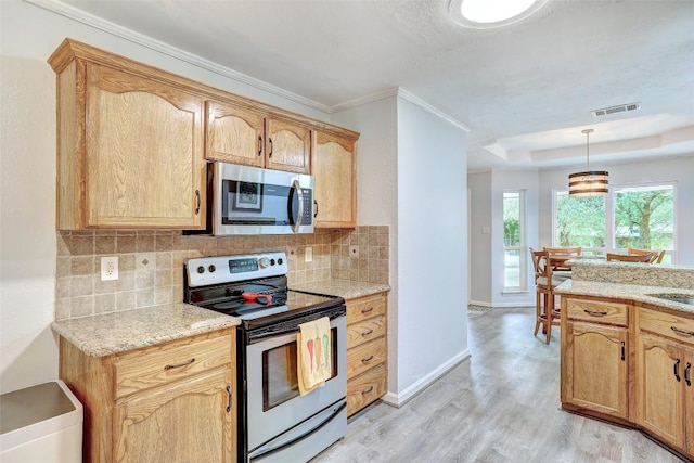 9840 N Live Oak Rd, Salado, TX 76571 - kitchen featuring appliances with stainless steel finishes, tasteful backsplash, light wood-style flooring, decorative light fixtures, and baseboards