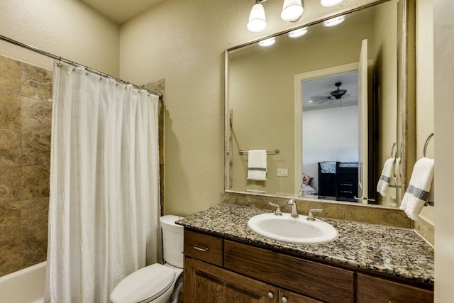 1186 Ranchers Club Ln, Driftwood, TX 78619 - ensuite bathroom with vanity, toilet, a ceiling fan, a textured wall, and shower / tub combo