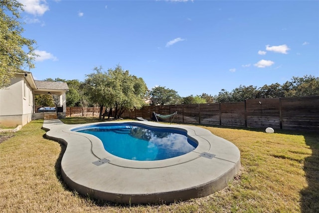 view of swimming pool featuring a ceiling fan